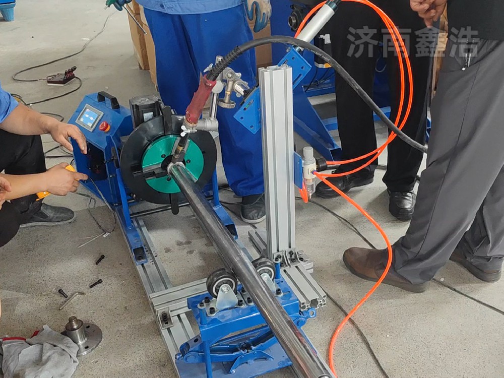 鑫浩氬弧自動焊，焊接兩層不停機(jī)