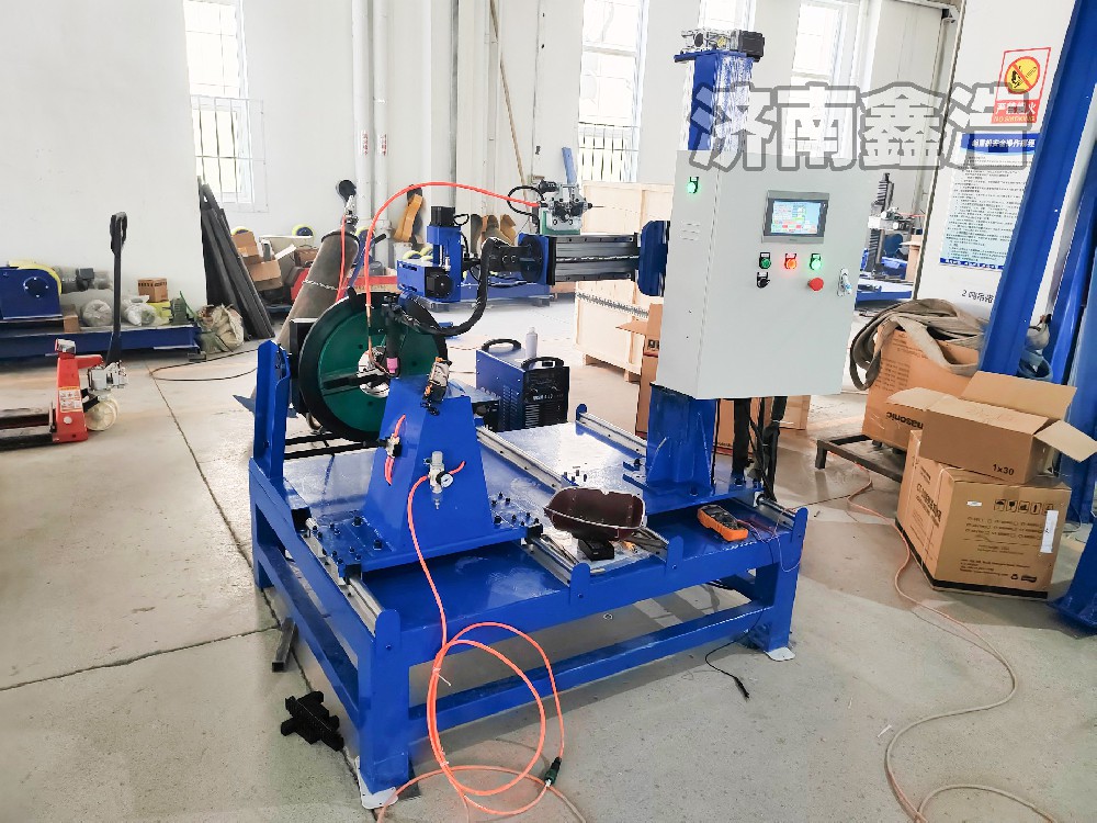 鑫浩氬弧自動焊機，智能數控，運行穩(wěn)定